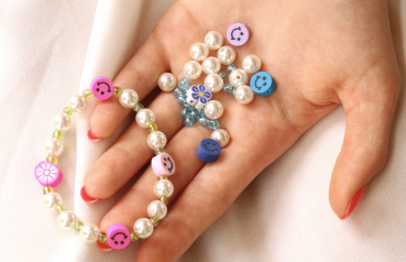 Adventskalender Perlen Schmuck 2025 DIY Bastelset Kit Schmuckherstellung Geschenk für sie für kreative Ideen für Ketten und Armbänder